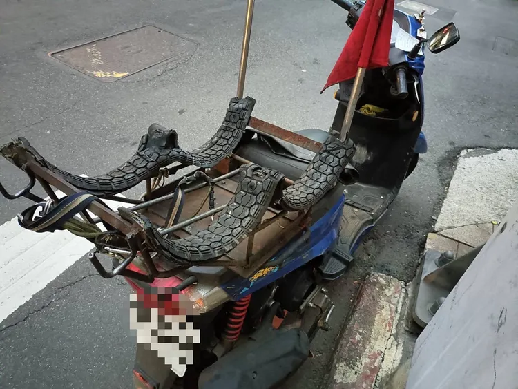 載運瓦斯桶的機車。警方提供