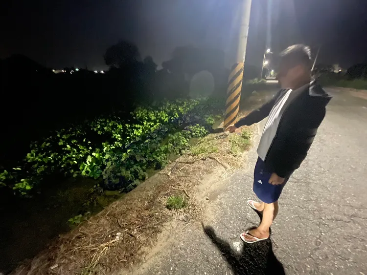 嫌犯作案刀械丟於朴子市某路旁草叢。翻攝畫面