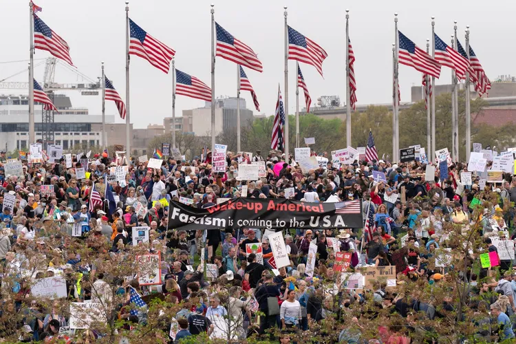 美國各地出現抗議川普的群眾。圖為華盛頓的抗議民眾。美聯社