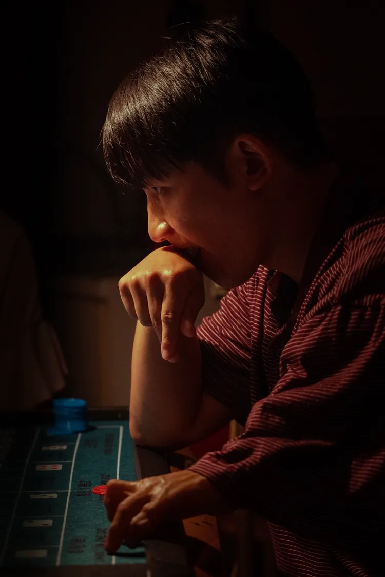 蔡昌憲綁假肢，只有吃飯才能稍微放鬆。大愛提供