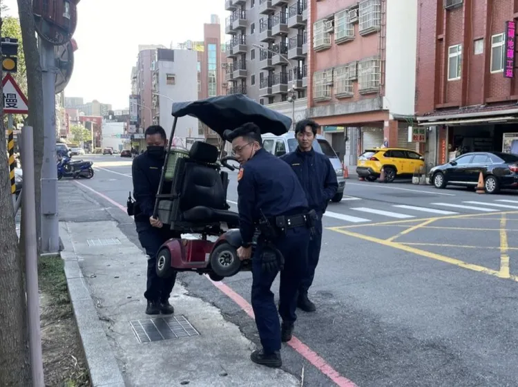 警員合力把輔助車扛進派出所。中壢警分局提供