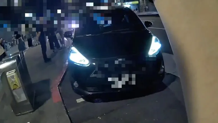 該車停放於紅線上。警方提供