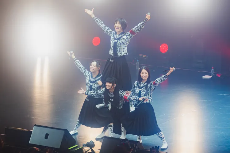 新學校領袖唱到一半衝到觀眾席。好玩國際提供