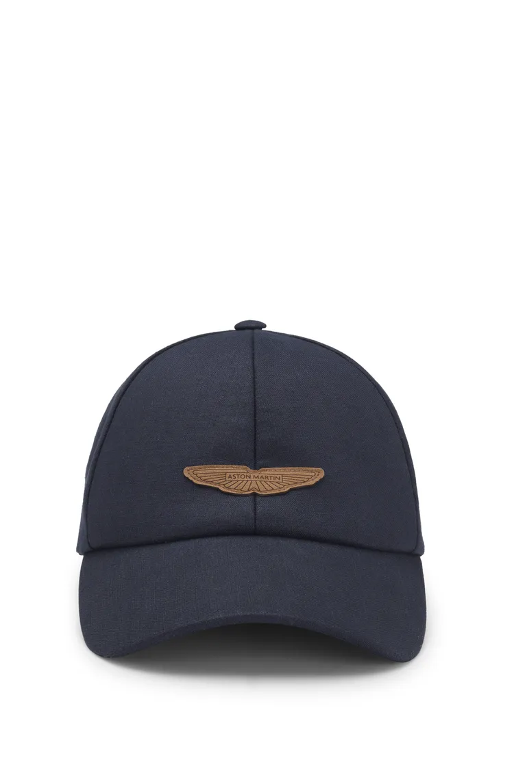 BOSS x Aston Martin深藍色亞麻棒球帽，6600元。品牌提供
