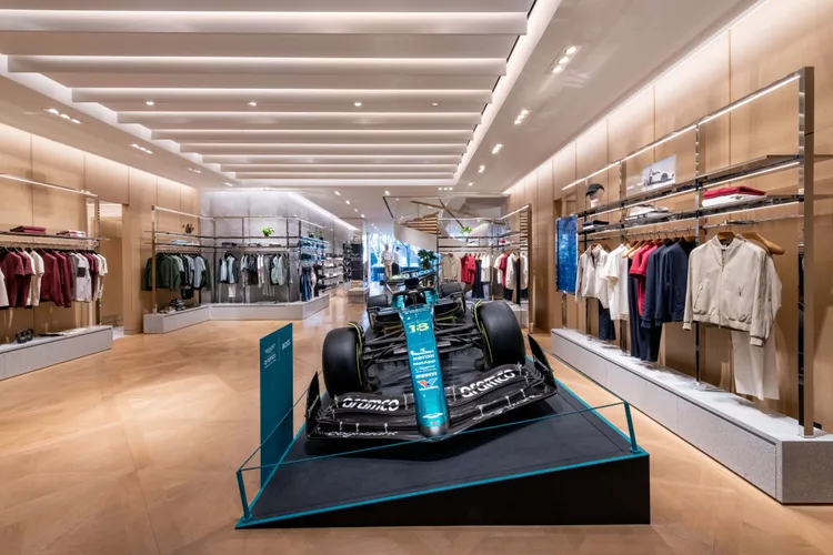 BOSS上海旗艦店店內直接陳列出1台Aston Martin Aramco F1車隊賽車。品牌提供