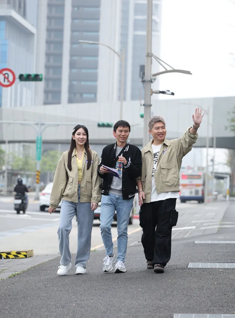 張立東（右一）重操舊業幫民眾找房。節目提供