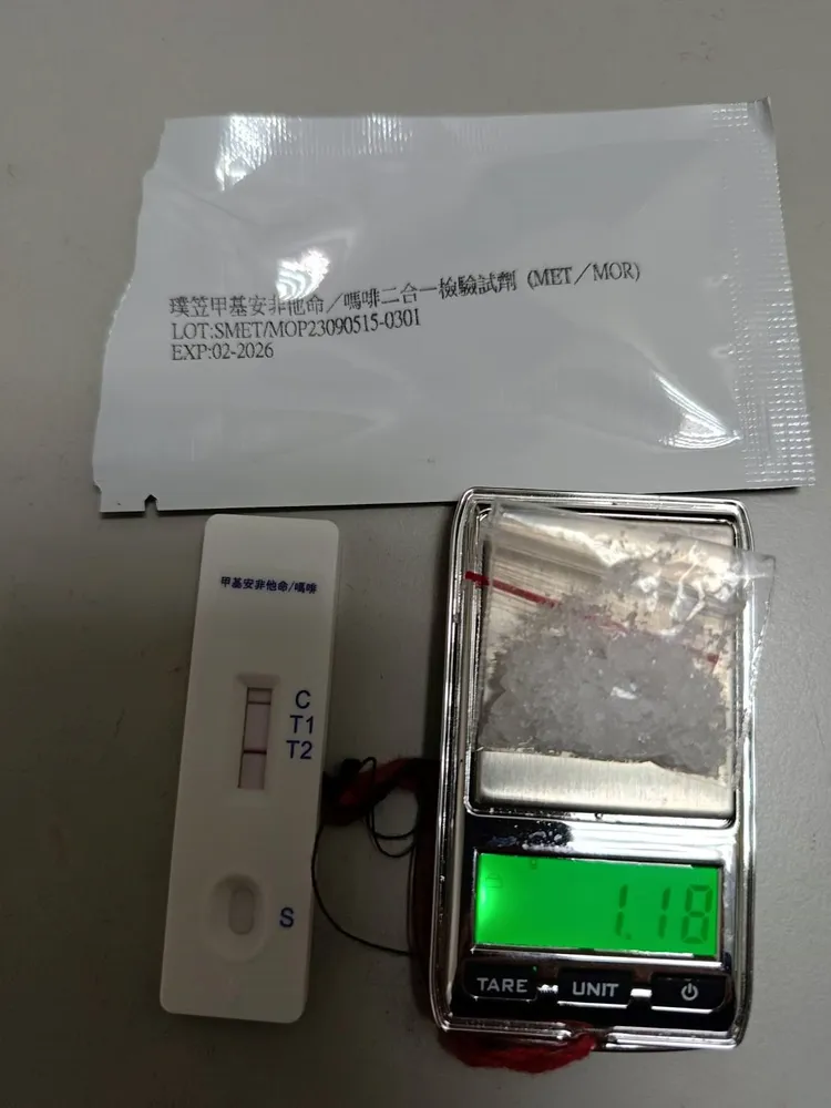 吳男心虛自掉毒品安非他命(重1.18公克)。翻攝畫面