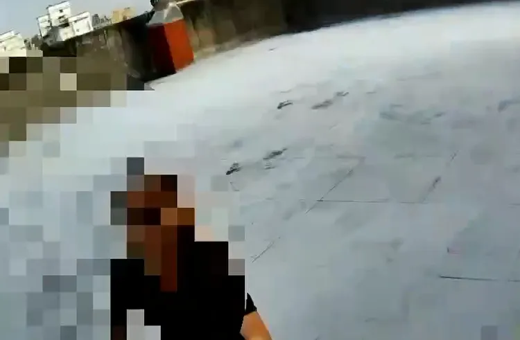 張女躲到公寓頂樓。警方提供