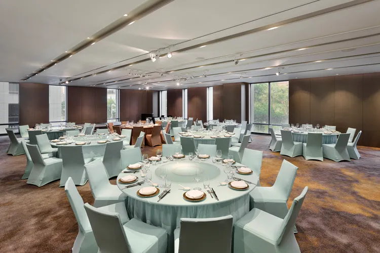台北寒舍艾美酒店宴會廳擁有時尚寬敞的宴會空間，華麗優雅的佈置展現時尚氛圍。台北寒舍艾美酒店提供