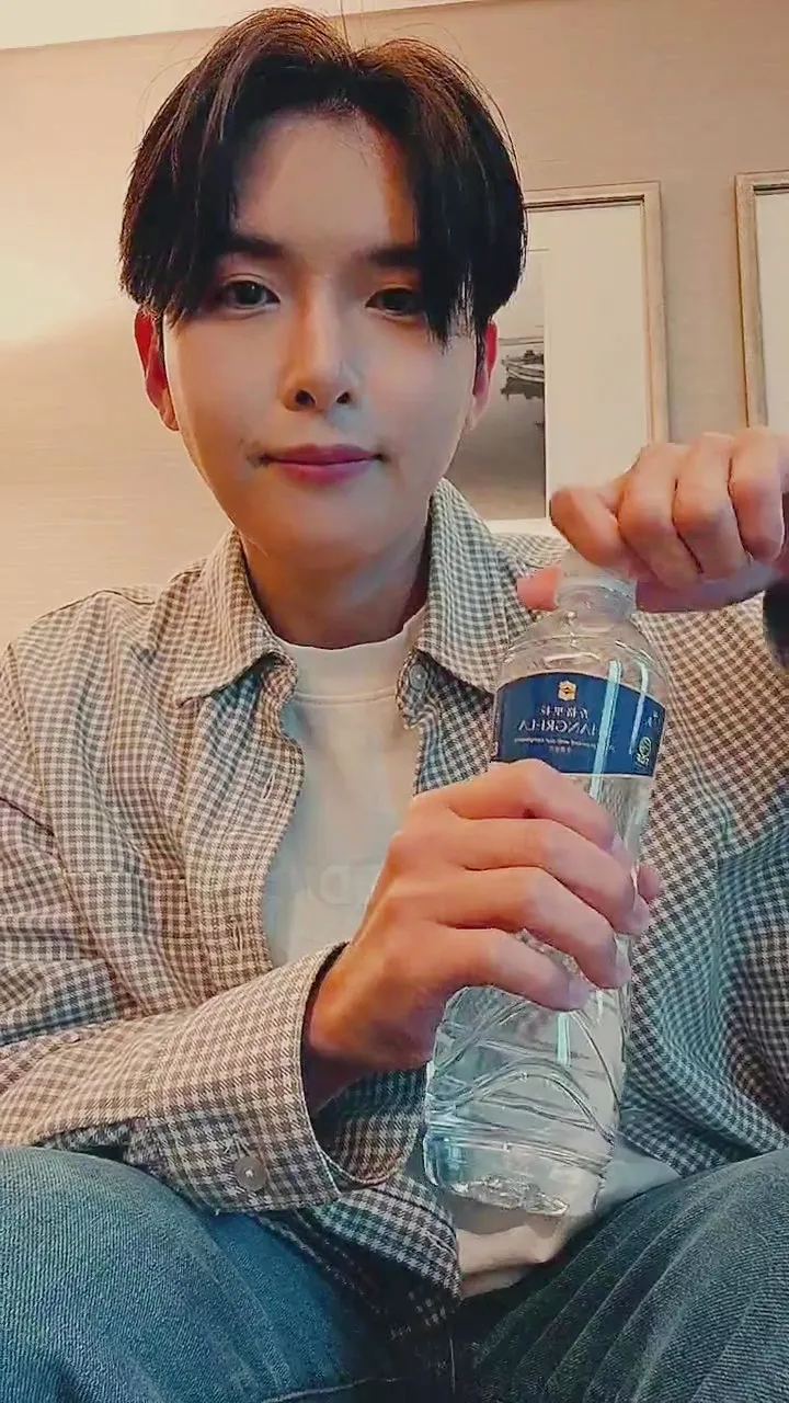 厲旭在下塌飯店開直播，貼有飯店名稱標籤的礦泉水直接擺在鏡頭前，十分信任台灣粉絲。翻攝厲旭IG