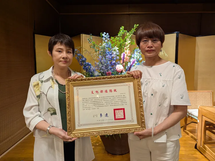 文化部藝術發展司長周雅菁（左）頒贈文化部旌揚狀，由黃志超夫人吳秋麗代表受贈。文化部提供