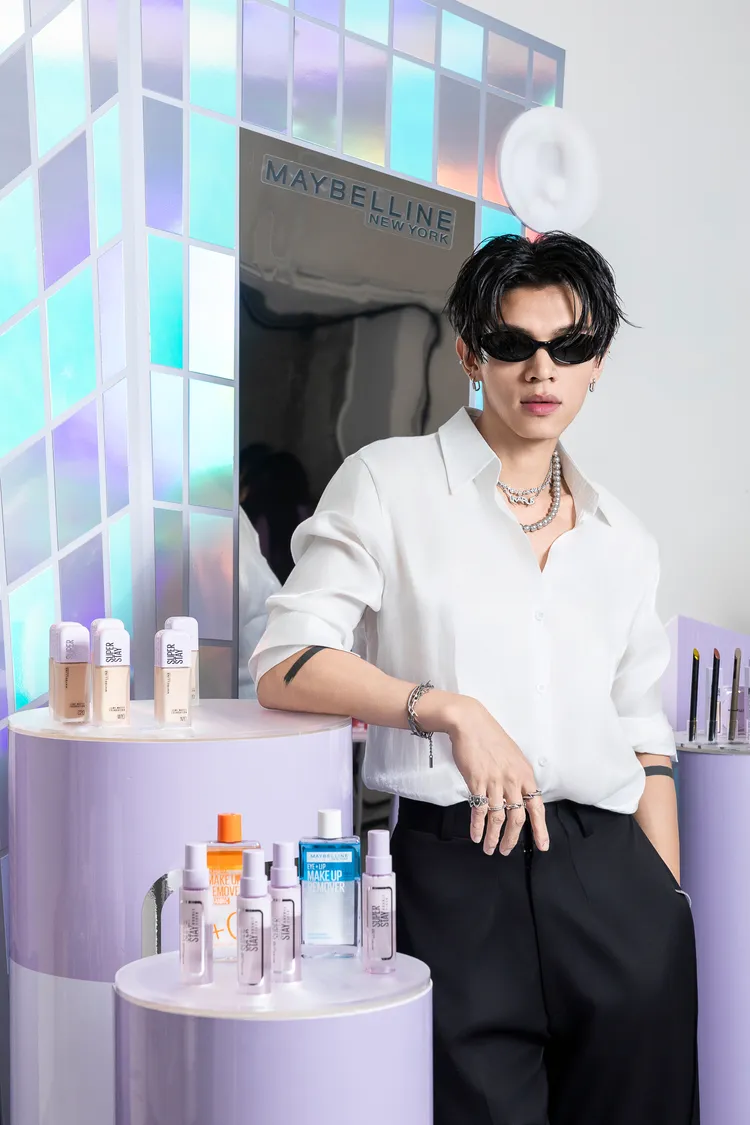 被稱作「行走的春藥」的新生代創作歌手凱爾KIRE，出席媚比琳底妝新品發表活動。品牌提供