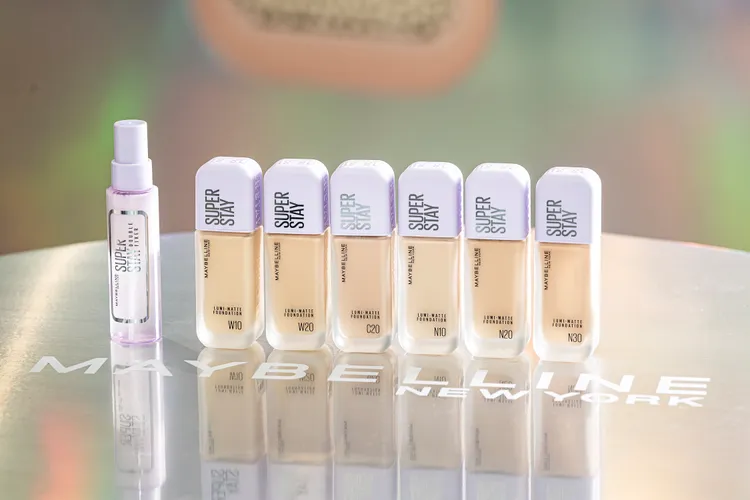 媚比琳為「小方胖」粉底推出兩新色，並帶來超持久極細雙效定妝噴霧新品。品牌提供