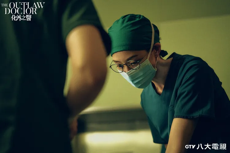 張鈞甯戲裡的手術縫線技術獲得專業醫師肯定。八大提供