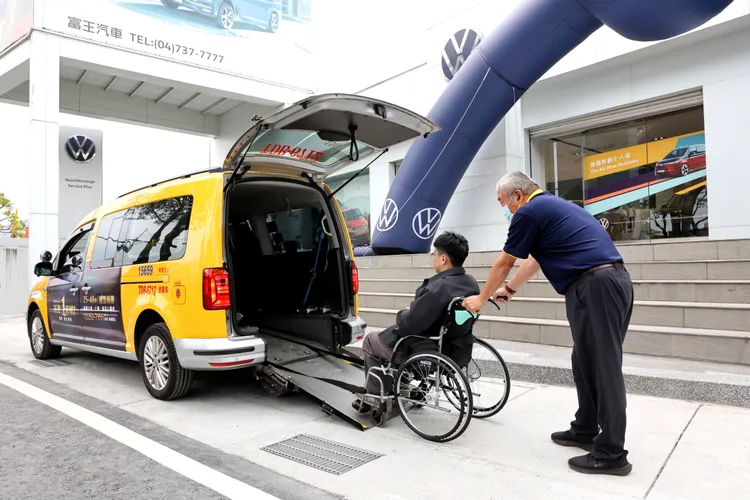 福斯商旅也提供經原廠認證、專業特殊改裝的Caddy Maxi福祉車作為遶境活動專車。業者提供