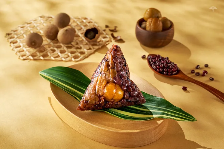 長輩小孩都愛不釋手的蜜香紫米福桂粽，將台灣桂圓、冰糖栗子、蜜紅豆熬煮入味，清甜不膩。業者提供