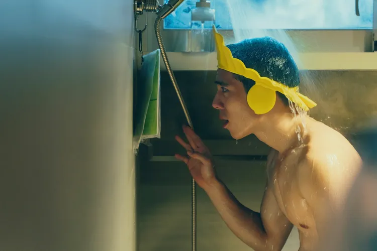 詹懷雲在電影裡有一些養眼的裸上身畫面。紅杉娛樂提供