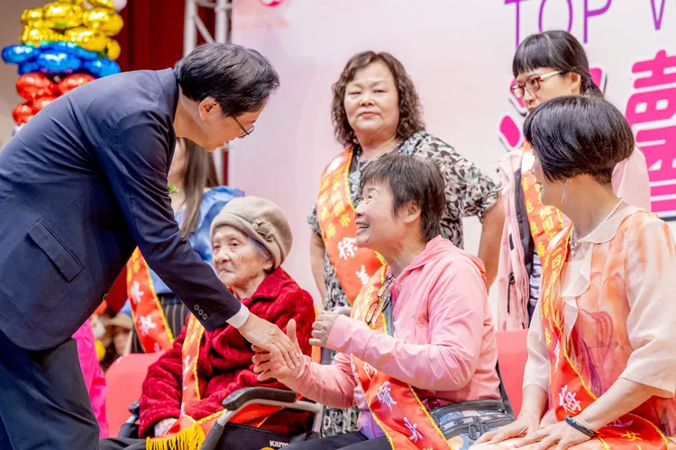 張善政與獲獎的媽媽們握手致意。桃園市府提供