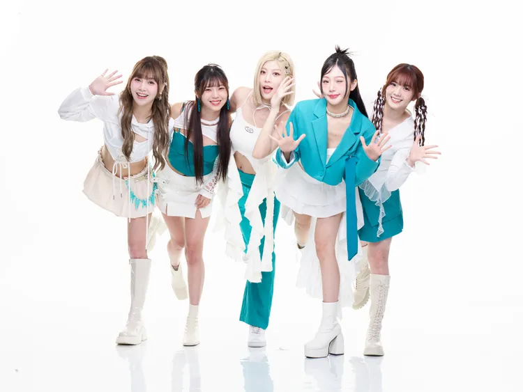 草莓、安汝、小楓、筱緹、笑笑一同拍攝宣傳照。想想時間有限公司提供