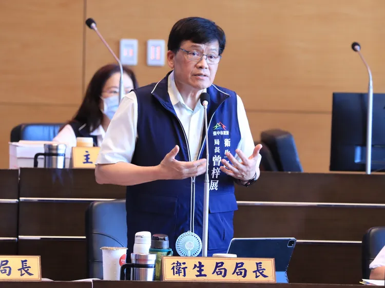 衛生局曾局長說明，108年到112年台中市每十萬人口自殺人數由12.5人降到12.3人，是六都「標準化自殺死亡率」唯一下降的城市。市府提供