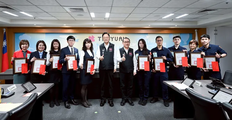 桃園今年3月警銀合力攔阻詐騙逾1,900萬元　張善政表揚有功人員。桃園市府提供