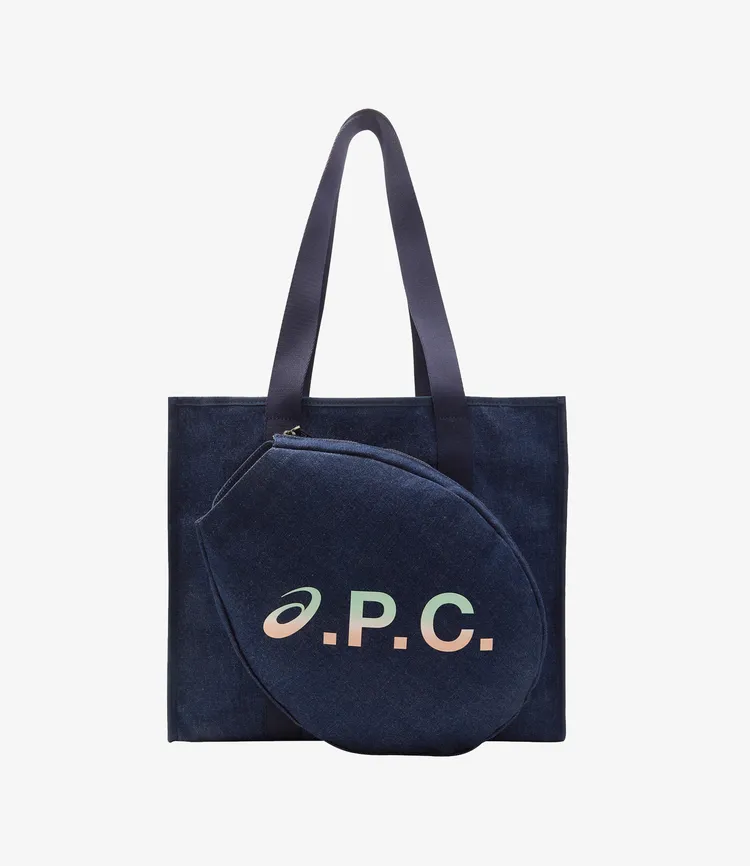 A.P.C. x ASICS聯名系列深藍LOGO托特包，1萬1600元。品牌提供