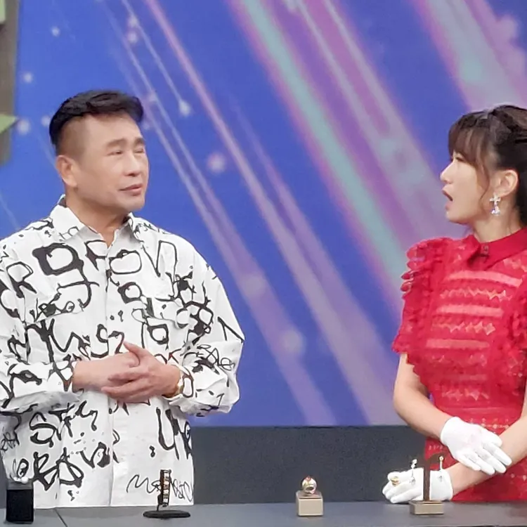 黃志強（左）帶鑽戒鑒寶，意外自爆未果戀情。圖／JET綜合台提供