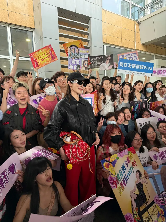 蕭亞軒與粉絲合影。翻攝蕭亞軒吧微博