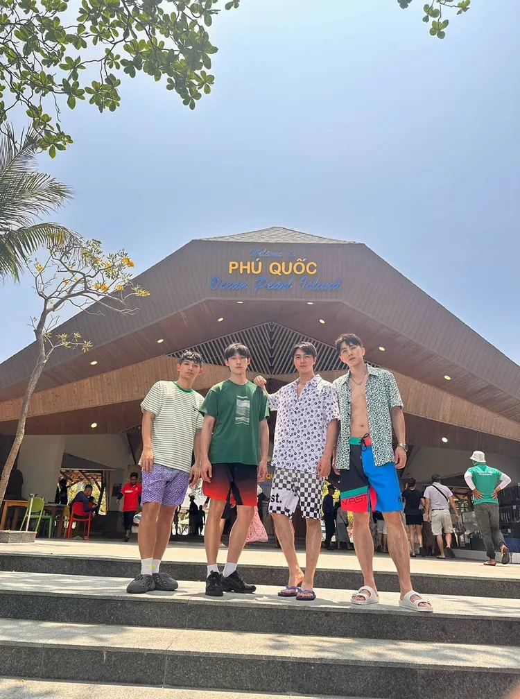 古程丰（右二）帶員工到富國島渡假。小超人綜合體能俱樂部提供