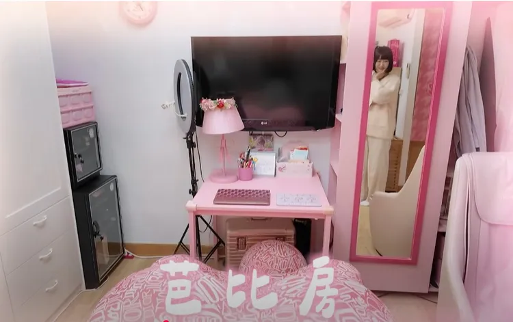 短今家滿滿粉紅色，被說是芭比房。翻攝泱泱YouTube