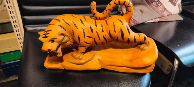 本尊被鄭男用奇異筆上色斑紋。警方提供