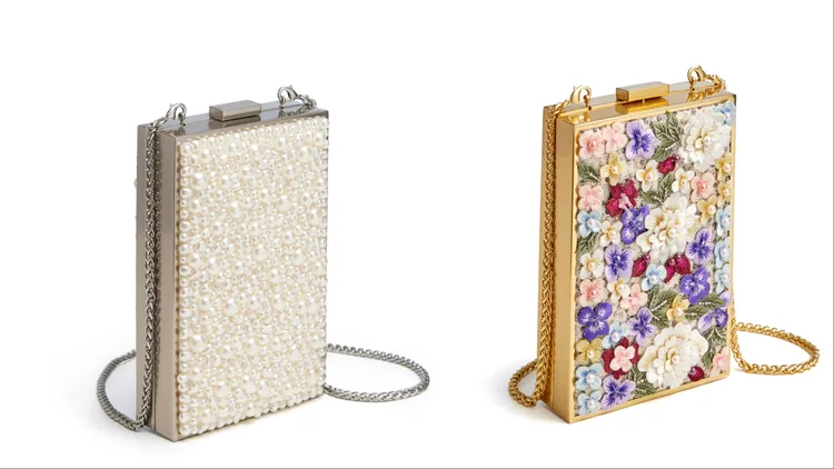 alice + olivia Kayla裝飾手拿包分別以珍珠、花朵刺繡點綴。品牌提供