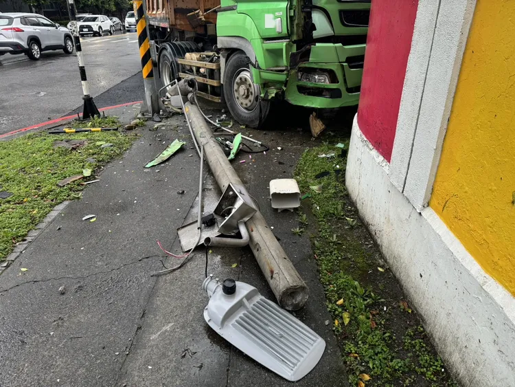 路燈桿被撞斷。中壢警分局提供