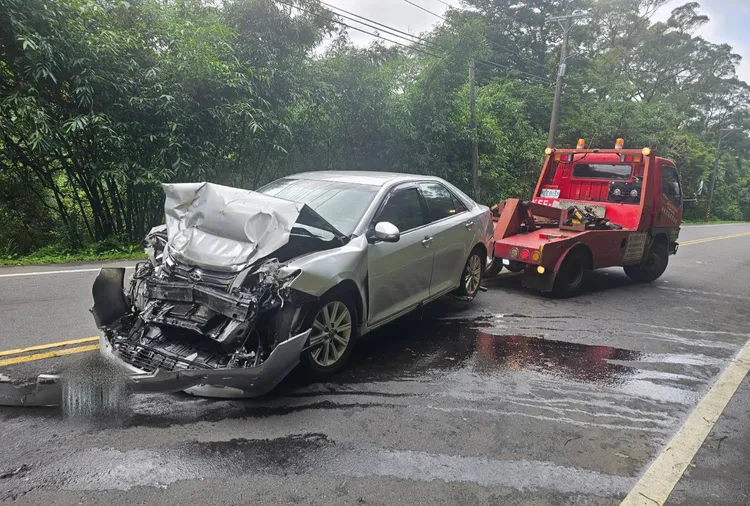 肇事小客車車頭凹陷，可見撞擊力不小。翻攝畫面