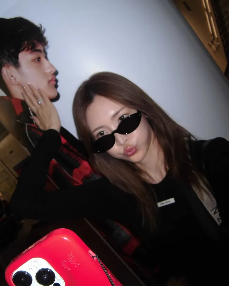 紗榮子逛街與兒子廣告同框。翻攝紗榮子IG