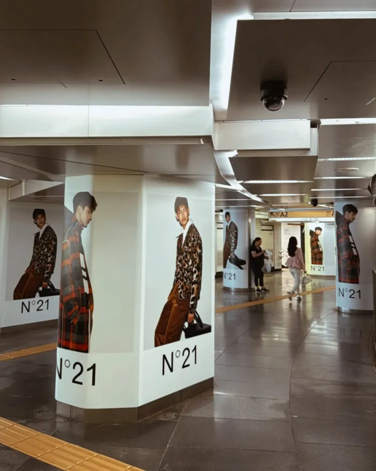 紗榮子拍下銀座車站貼滿兒子的照片。翻攝紗榮子IG