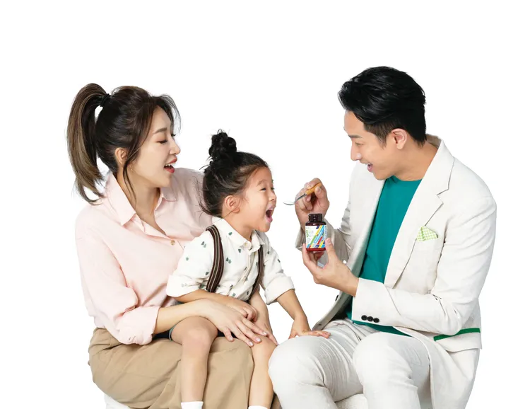 邱凱偉全家合體代言兒子（中）Travis 超吸睛。老行家8益菌提供