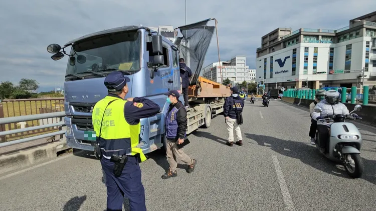 土城警方取締大型車違規。警方提供