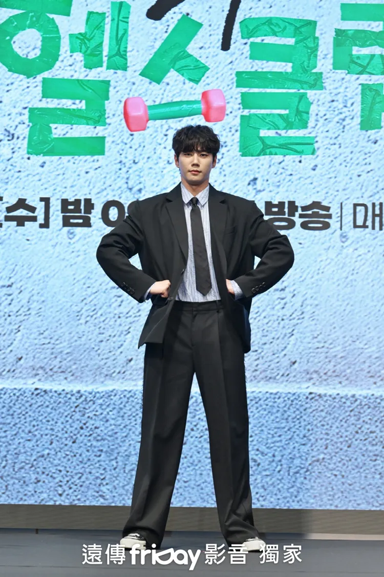 李濬榮飾演健身房館長。friDay影音提供