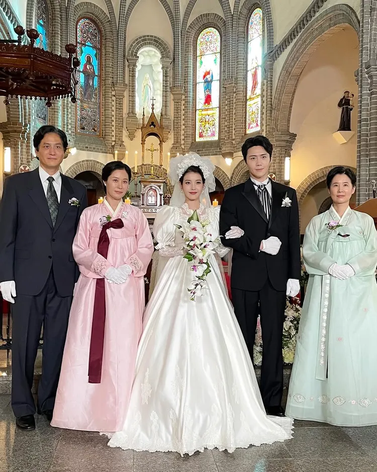 IU（中）飾演的「金明」最終與金宣虎（右二）飾演「朴忠燮」的結婚。翻攝IU IG