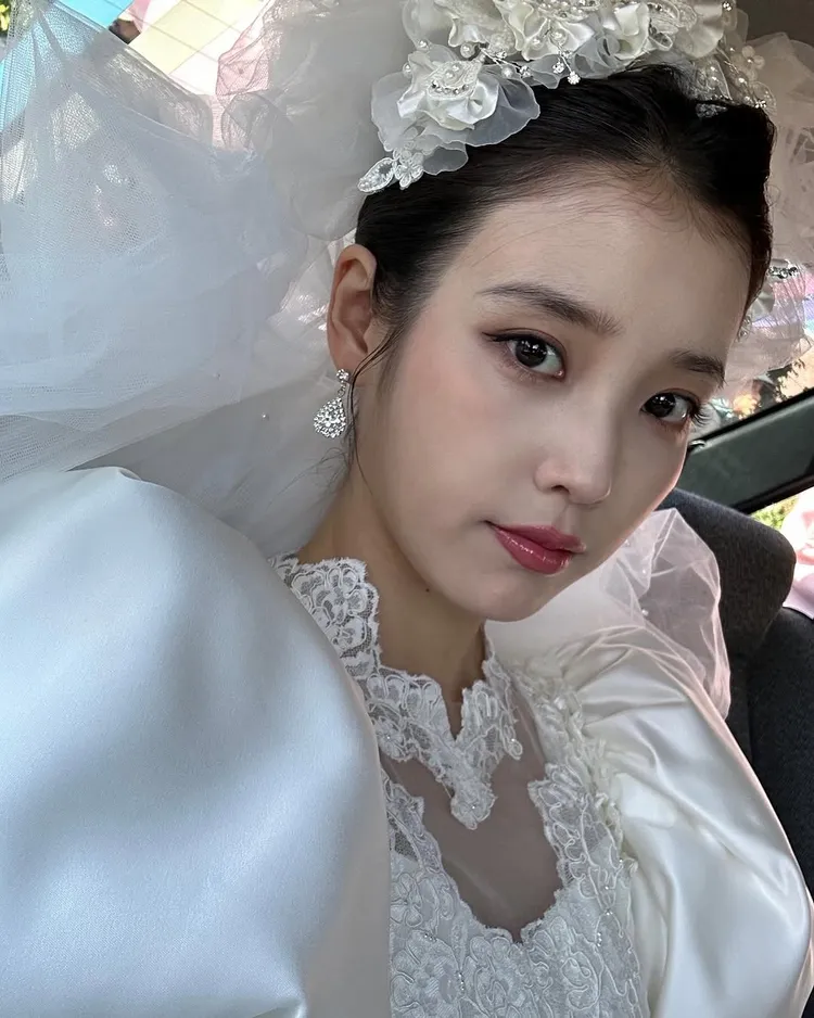 IU的緞面婚紗搭配復古蓬蓬袖，相當有90年代復古美感。翻攝IU IG