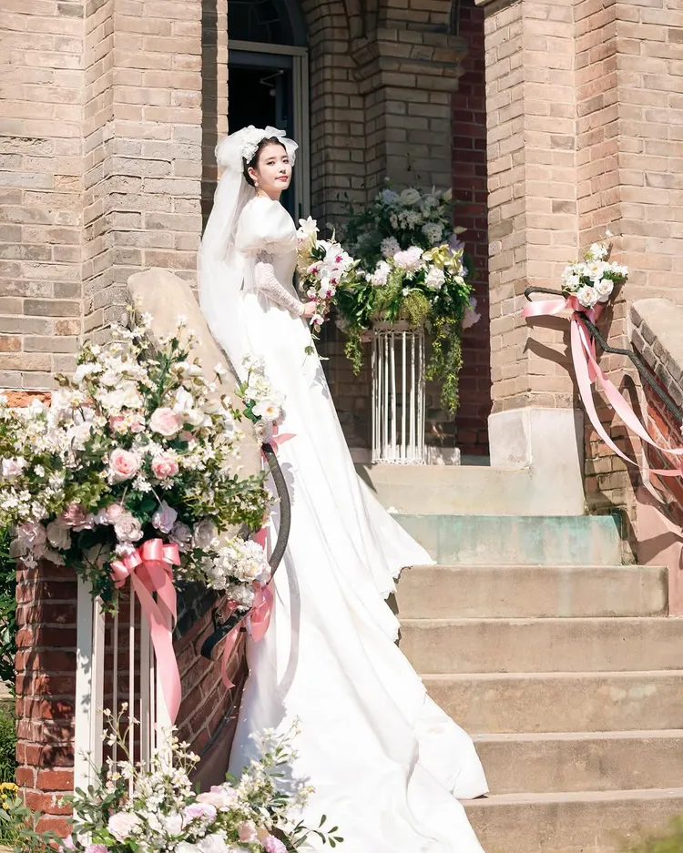 IU的婚紗照美翻一票網友。翻攝IU IG