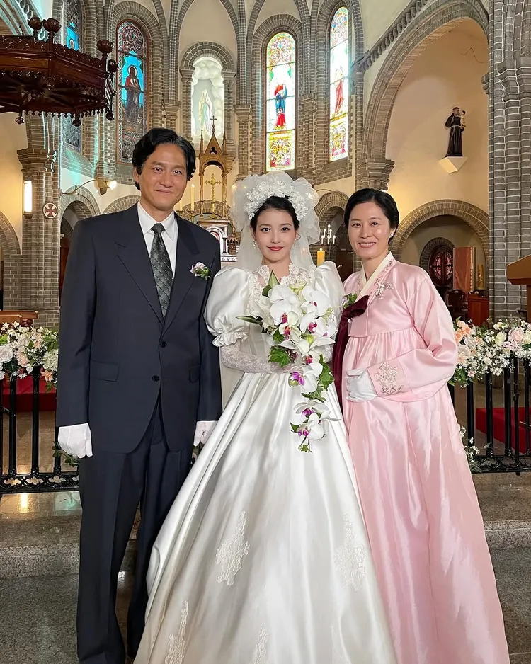 IU（中）與劇中父母的互動相當感人。翻攝IU IG