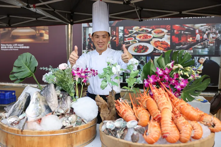 全場補給涵蓋天然植化素來源，搭配龍蝦、鮑魚、干貝、骰子牛、松阪豬、炙燒鮭魚等優質蛋白。翻攝畫面