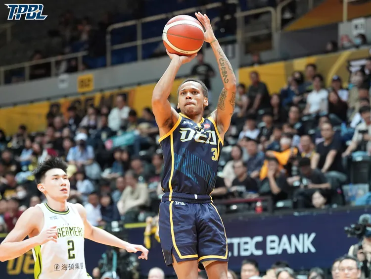 飛馳(右)跳投，馬建豪(左)防守。TPBL