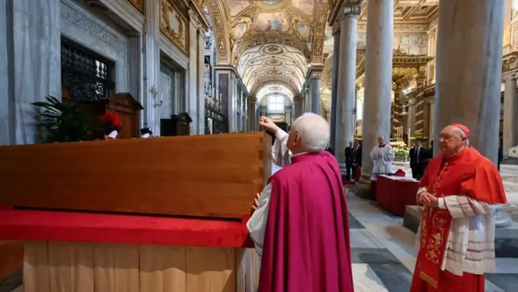 樞機們為方濟各在他選擇的安眠處聖母大殿舉行安葬儀式，不對外公開。