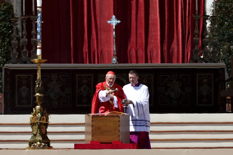 雷樞機為方濟各的靈柩灑聖水賜福。路透