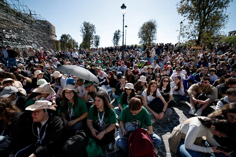 葬禮會場外有許多無法進入廣場的信眾齊聚哀悼。路透