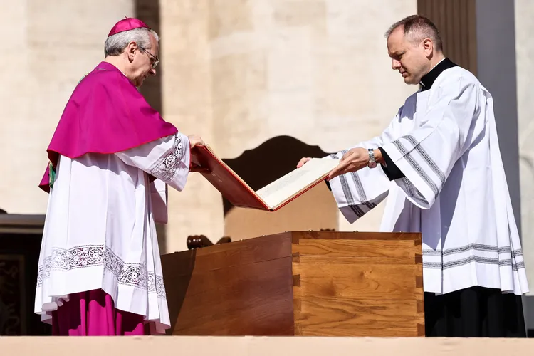 《福音書》被安放在教宗方濟各緊閉的棺木上方。路透