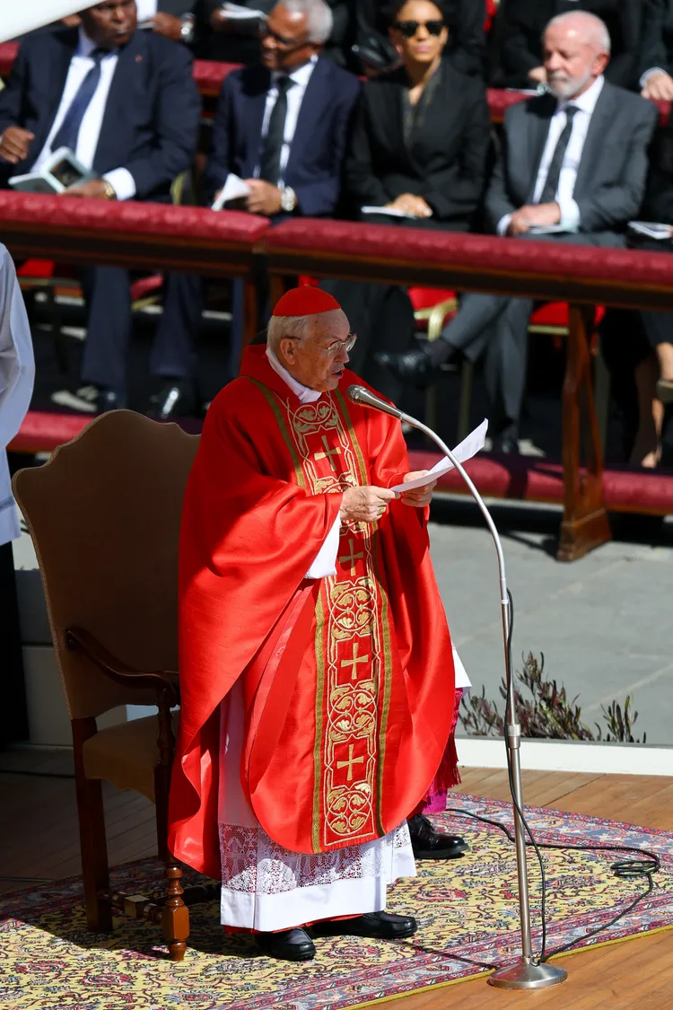 91歲的樞機團團長雷樞機，在葬禮上誦念禱文。路透